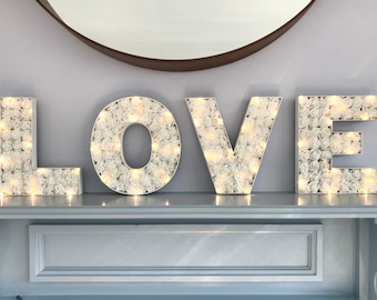 Placa LOVE com rosas e luzes de LED, presente de aniversário