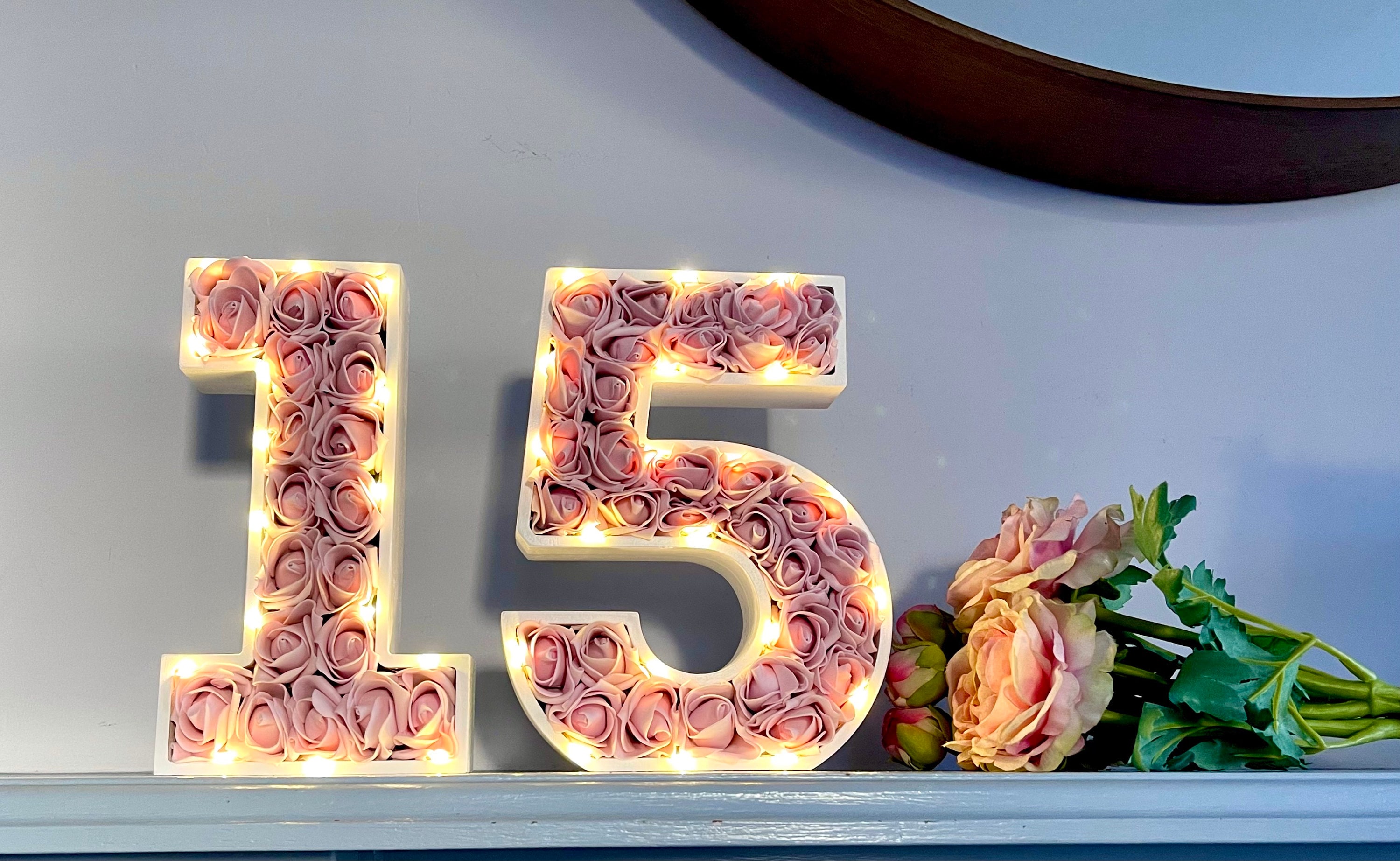 1,2 m Marquee Light Up Numbers 60 numeri grandi con luci lampadine cornice a mosaico bianco per uomini e donne decorazioni per feste di 60° compleanno in cartone pre-tagliato gigante ritagliato