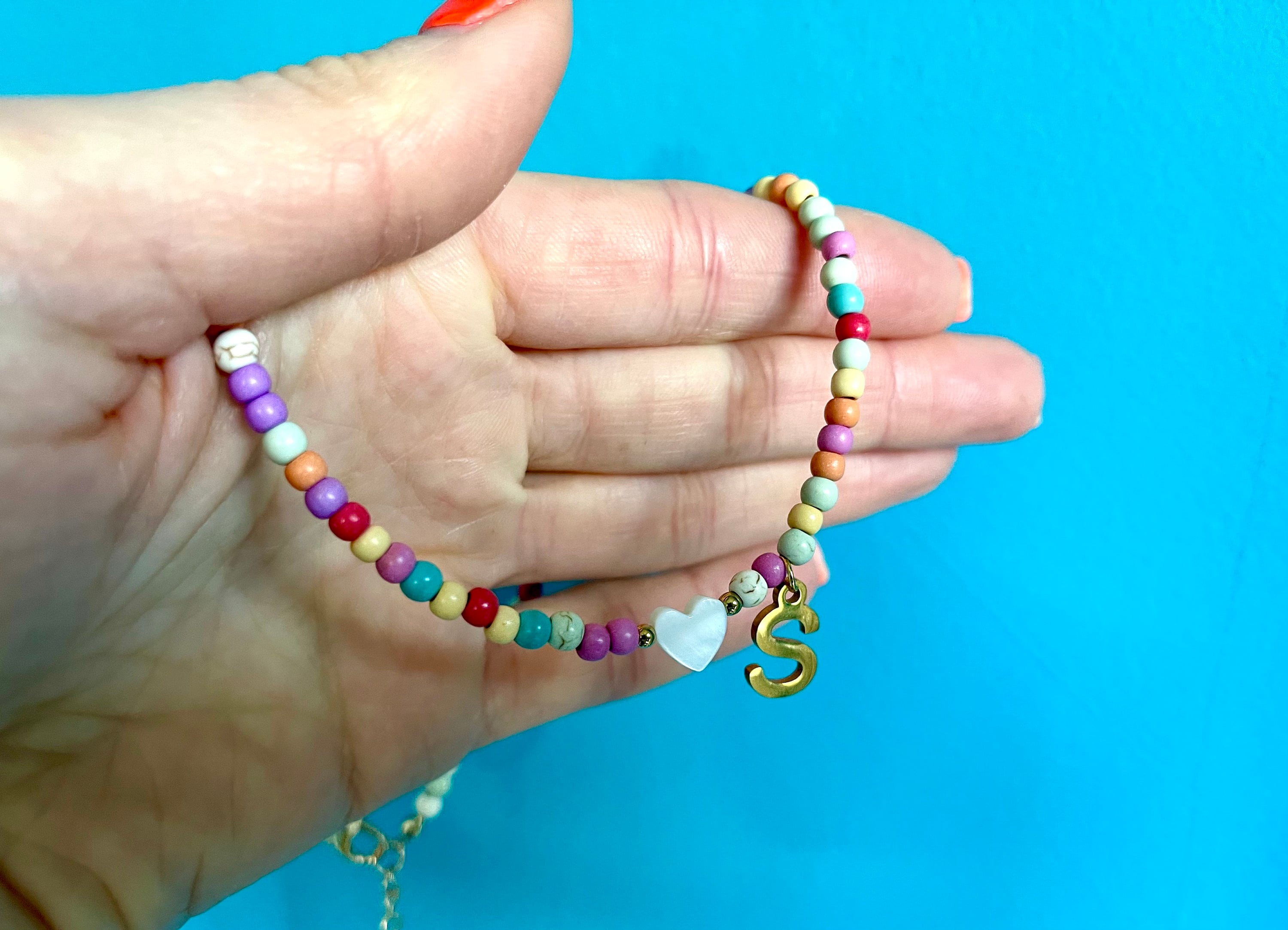 Collier Initiale Femme - Perles Colorées, Plaqué Or 18K, Ajustable 40+6 Cm, Pendentif Lettre Personnalisé