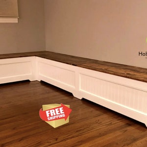 Puede incluir: Banco de esquina blanco con tapa de madera y compartimento de almacenamiento integrado. El banco est&aacute; en una habitaci&oacute;n con suelo de madera dura. "Habitat Concept Muebles hechos a medida" est&aacute; impreso en la pared sobre el banco.