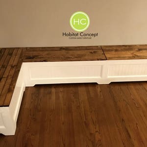 Puede incluir: Banco de esquina blanco con tapa de madera. El banco tiene un compartimento de almacenamiento y est&aacute; hecho por Habitat Concept, Muebles hechos a medida.