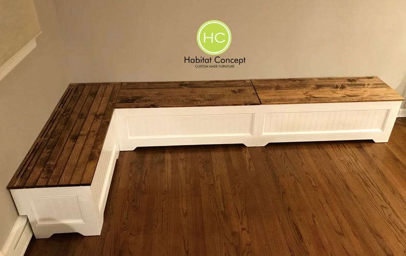Puede incluir: Banco de esquina blanco con tapa de madera. El banco tiene un compartimento de almacenamiento y est&aacute; hecho por Habitat Concept, Muebles hechos a medida.