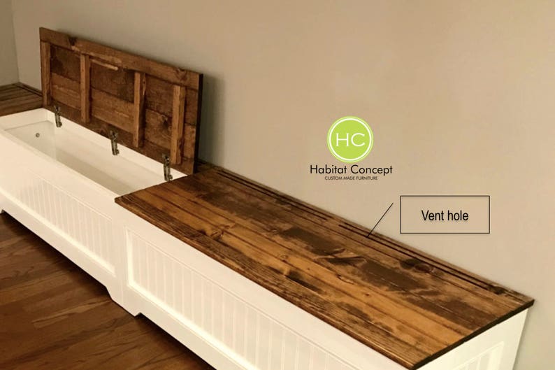 Puede incluir: Banco de almacenamiento blanco con una tapa de madera con bisagras y un respiradero. La tapa est&aacute; hecha de madera recuperada con un acabado r&uacute;stico. El banco est&aacute; etiquetado como "Habitat Concept Muebles hechos a medida".