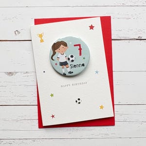Carte personnalisée d'insigne d'anniversaire de fille de footballeuse
