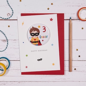 Cartão de aniversário do super-herói | Cartão de aniversário personalizado do menino | Cartão de distintivo de idade para meninos