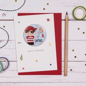 Cartão de aniversário personalizado do distintivo da idade do pirata