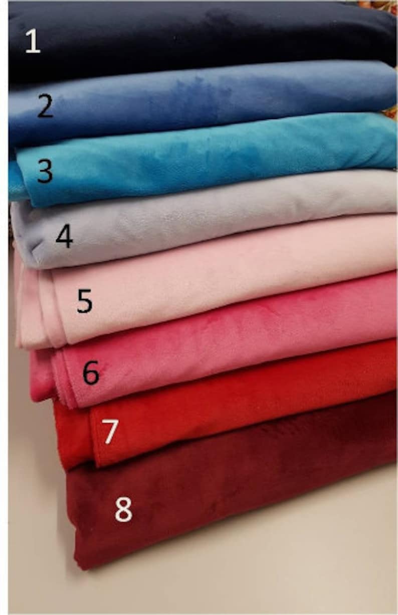 Puede incluir: Ocho muestras de tela de diferentes colores, apiladas una encima de la otra. Las muestras est&aacute;n numeradas del 1 al 8, comenzando con una muestra azul oscuro en la parte superior y terminando con una muestra burdeos en la parte inferior.