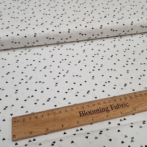 Tissu géométrique en coton, tissu triangle imprimé 100% coton, artisanat et vêtements de qualité, tissu matelassé Last 23 » x 43 »