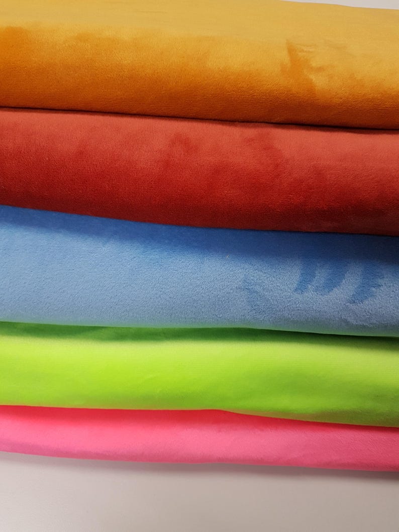 K&ouml;nnte beinhalten: F&uuml;nf Stoffmuster in verschiedenen Farben: Orange, Rot, Hellblau, Limettengr&uuml;n und Pink. Der Stoff ist weich und pl&uuml;schig.