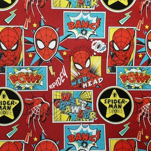 Può includere: Tessuto rosso con un motivo ripetuto di immagini in stile fumetto di Spiderman. Le immagini includono il viso di Spiderman, una ragnatela e le parole "Bang", "Pow", "Web-Head", "Wall Crawler" e "Spider-Man".