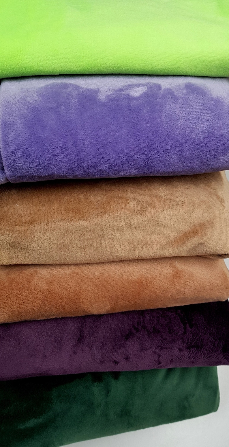 Puede incluir: Un conjunto de seis muestras de tela en diferentes colores, incluyendo verde, morado, marr&oacute;n, marr&oacute;n oscuro, morado y verde.