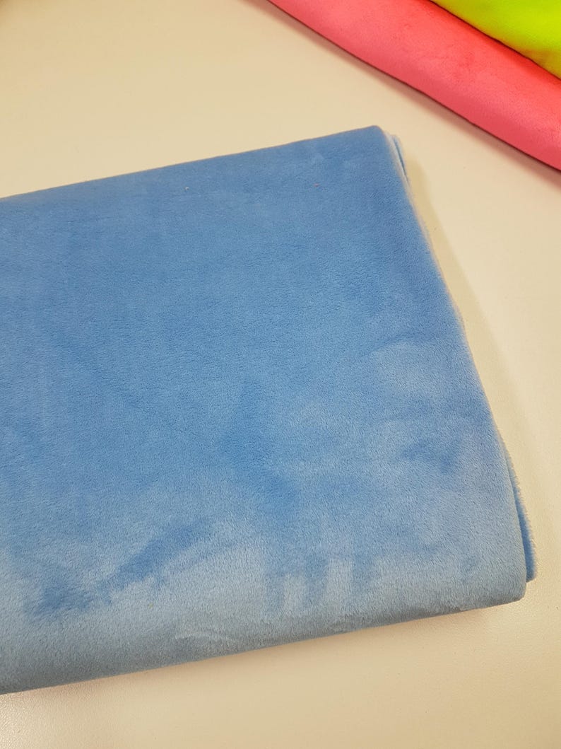 K&ouml;nnte beinhalten: Ein gefaltetes St&uuml;ck hellblauen Stoffes. Der Stoff hat eine weiche, flauschige Textur.