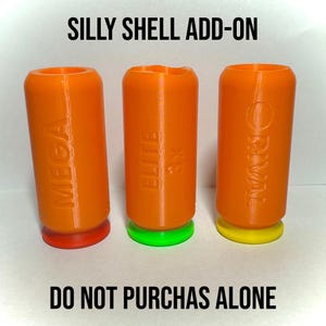 Może przedstawiać: Trzy pomarańczowe plastikowe nakładki na skorupę z podstawami w różnych kolorach. Tekst "SILLY SHELL ADD-ON" znajduje się na górze, a "DO NOT PURCHASE ALONE" na dole. Skorupy są oznaczone jako "MEGA", "ELITE 3x" i "RIVAL".