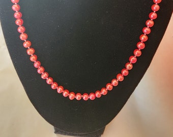 Collar: Perlas genuinas de color rosa salmón con cierre de oro