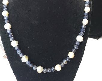 Collar: perlas blancas genuinas, lapislázuli