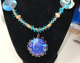 Colgante: Cuentas de arcilla polimérica, detalles en cobre, con aretes