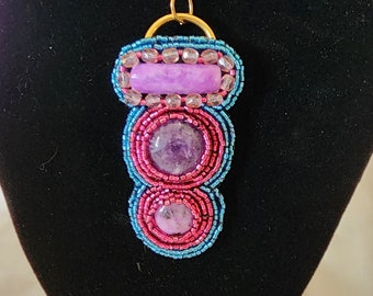 Colgante: 3 cabujones de amatista, rocallas azules/rosadas, cristales Swarovski rosas, cadena de oro