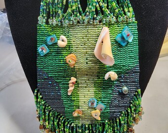 Colgante: Sea Shore, rocallas tejidas, conchas marinas
