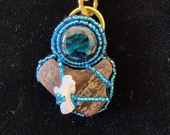Colgante: concha de paua azul, concha de coco, detalles de concha