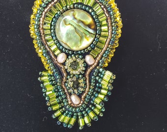 Broche: Concha de abulón con rocallas y cornetas