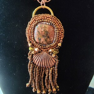 Anhänger: Unikit Cabochon, Messing Muschel Medaillon, Rocailles, Quasten, Kupfer Kette