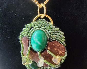Colgante: cabujones de jade, chip de cidra, cáscara de coco, cuentas de semillas, cadena de oro