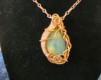 Colgante: ágata de vena de dragón, cabujón, envoltura de alambre de cobre, cadena de cobre