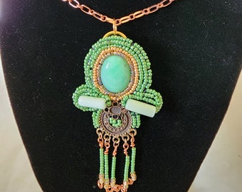Colgante: 3 cabujones de jade, cuentas verdes, detalle de latón, cadena de cobre
