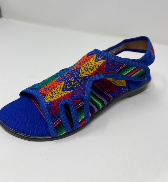 Sandalias incas peruanas vibrantes: patrones coloridos inspirados