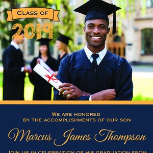 Tarjeta de invitación con foto y anuncio de graduación personalizada para la clase de 2025