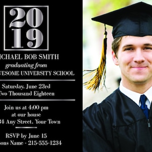 Tarjeta de invitación con foto para graduación de 2025 con color personalizado