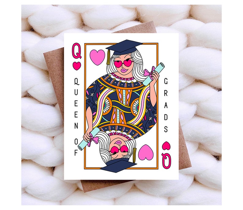 K&ouml;nnte beinhalten: Eine wei&szlig;e Karte mit einer bunten Illustration einer Kartenk&ouml;nigin, die einen Abschluss-Hut tr&auml;gt und ein Diplom h&auml;lt. Die Karte sagt "Queen of Grads" mit Herzen oben und unten.