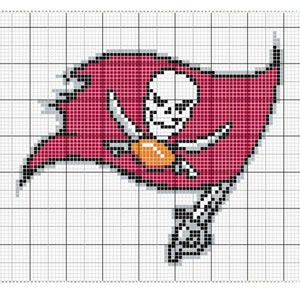 Puede incluir: Imagen pixelada del logotipo de los Tampa Bay Buccaneers. El logotipo presenta una bandera roja con una calavera y espadas cruzadas, sosteniendo un balón de fútbol americano naranja. El diseño está sobre un fondo de cuadrícula blanca.
