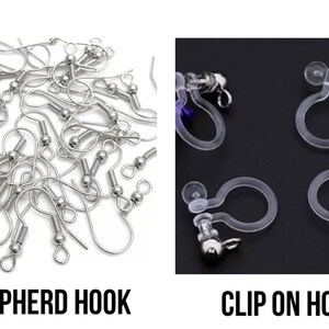 Puede incluir: Primer plano de dos tipos de cierres para pendientes: ganchos de pastor de plata y aros de clip de pl&aacute;stico transparente. SHEPHERD HOOK y CLIP ON HOOP est&aacute;n escritos debajo de cada tipo de cierre.