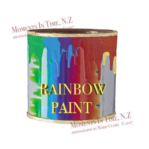 Puede incluir: Un bote de pintura con pintura de color arcoíris goteando por los lados. El bote está etiquetado como "Rainbow Paint".