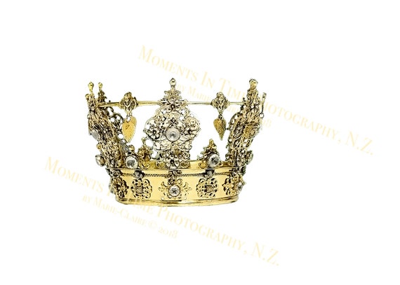 mit ornate golden crown