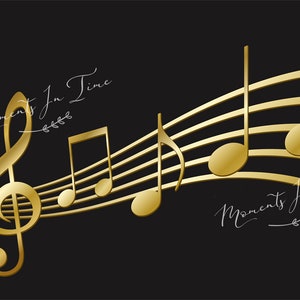 Könnte beinhalten: Goldene Noten und ein Violinschlüssel auf schwarzem Hintergrund. Der Text "Moments in Time" ist in weißer Kursivschrift oben und unten im Bild geschrieben.