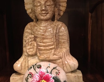 Piedra floral pintada a mano, pintura en piedra, arte en piedra