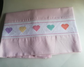 Juego de sábanas de punto de cruz, sábana para cuna de niña, juego de cama de bebé personalizado, punto de cruz, artículo hecho a mano, artículo bordado, ropa de cama de cuna, rosa