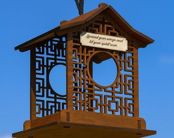 Wiszący karmnik dla ptaków z grawerunkiem — personalizowany drewniany karmnik na zewnątrz, prezent na Dzień Matki, prezent dla miłośników ptaków na podwórko i patio