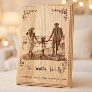 Cornice in legno personalizzata con foto di famiglia incisa, un regalo significativo per ricordare un momento speciale.