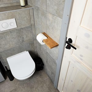 Elegant Oak Tissue Holder with Shelf
Constructed from solid oak, this elegant toilet tissue holder combines timeless style with functionality. The built-in shelf offers additional space for your phone or small accessories, making it a perfect blend of classic design and modern convenience for any powder room.