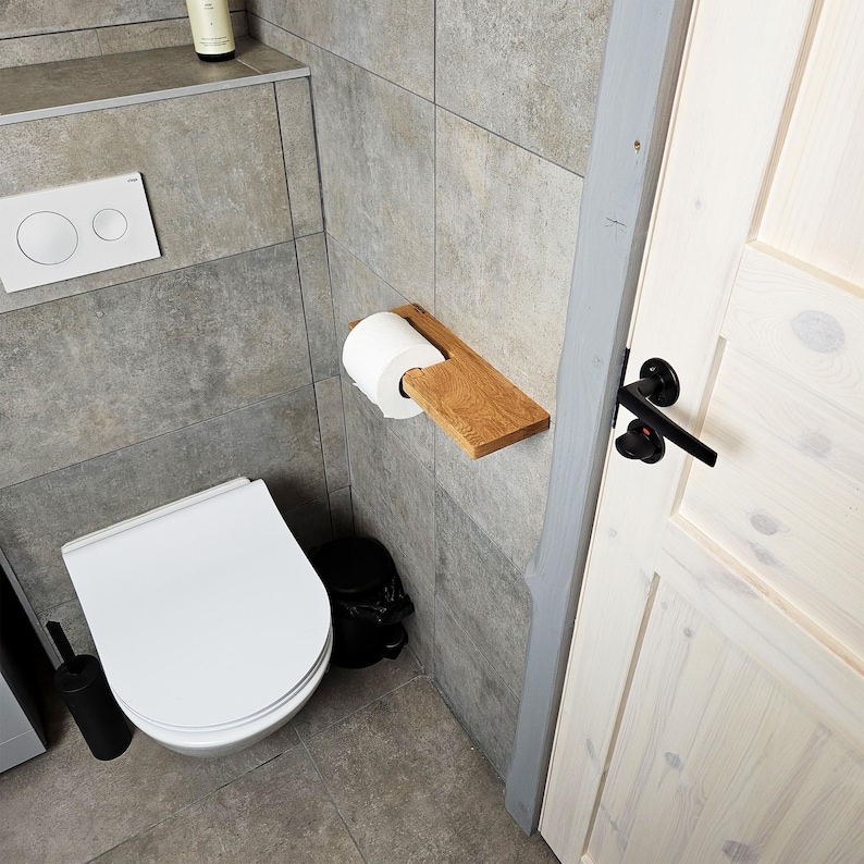 Elegant Oak Tissue Holder with Shelf
Constructed from solid oak, this elegant toilet tissue holder combines timeless style with functionality. The built-in shelf offers additional space for your phone or small accessories, making it a perfect blend of classic design and modern convenience for any powder room.