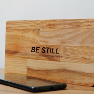 Spersonalizowany drewniany telefon komórkowy pudełko na prezent dla mężczyzn, Be Present Mobile Lock Box, Phone Time Out Unplug Box, niestandardowy drewniany mobilny schowek więzienny