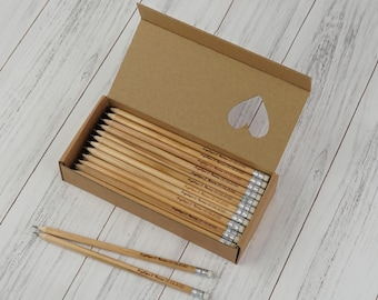 Upominki weselne dla gości w hurtowych ilościach, spersonalizowane grawerowane drewniane ołówki, rustykalne prezenty z naturalnego drewna, spersonalizowane ołówki tekstowe na ślub i do biura