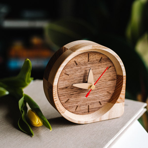 Horloge de table moderne en bois, petite horloge de bureau, horloge en bois pour bureau, organisation de bureau, cadeau pour papa, cadeau de Noël pour lui