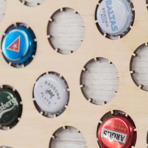 Carte des capsules de bouteilles de bière Présentoir de capsules de bière Support de capsules en bois Support de capsules de bouteilles Collection de capsules de bière Décor de caverne d'hommes Carte du monde image 5