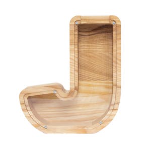 Pu&ograve; includere: Salvadanaio di legno a forma della lettera J. Il salvadanaio ha un fronte in plastica trasparente in modo da poter vedere le monete all'interno.