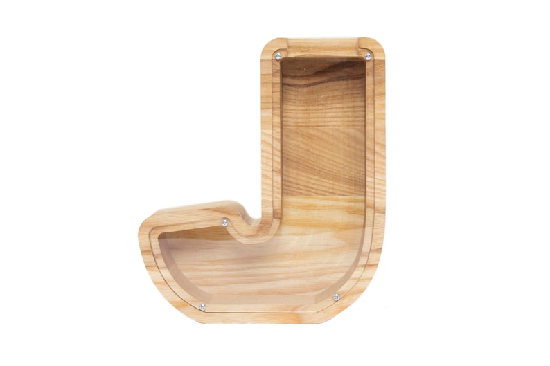 Pu&ograve; includere: Salvadanaio di legno a forma della lettera J. Il salvadanaio ha un fronte in plastica trasparente in modo da poter vedere le monete all'interno.