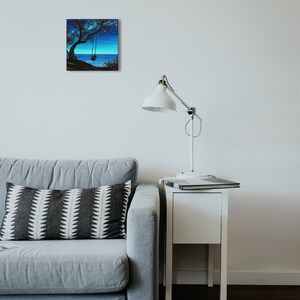 Pode incluir: Uma pintura de uma &aacute;rvore com um balan&ccedil;o pendurado em seus galhos. A &aacute;rvore est&aacute; silhuetada contra um c&eacute;u azul com estrelas. O oceano &eacute; vis&iacute;vel no fundo.